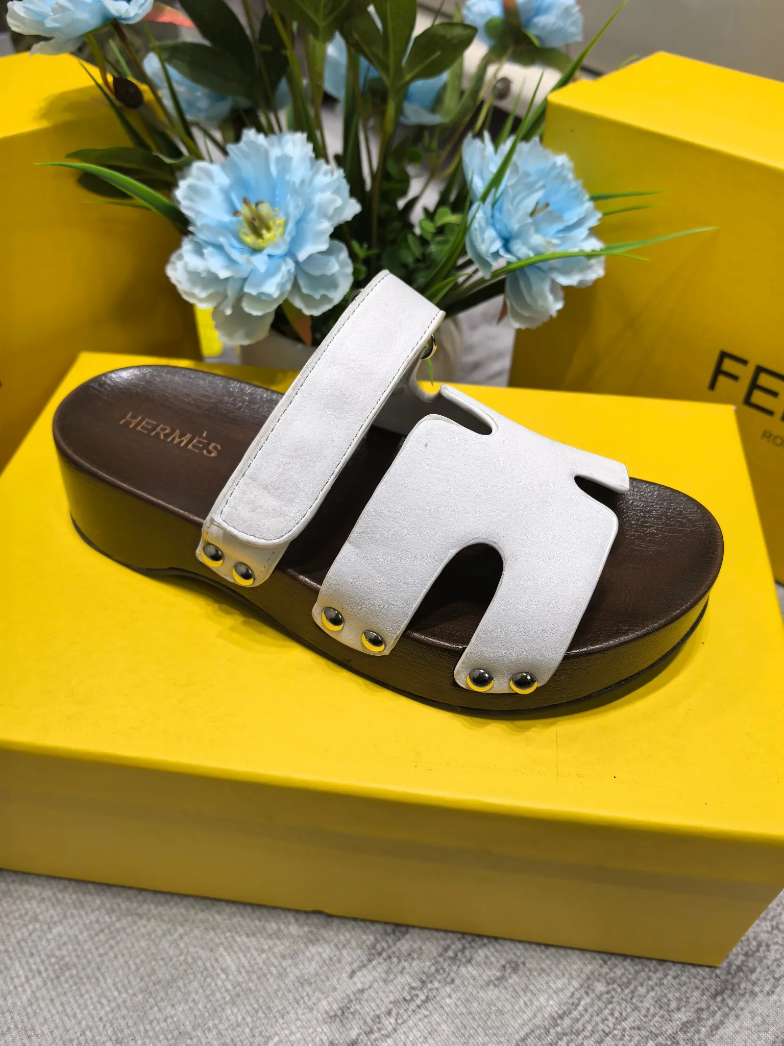 👟👟Ex-factory price 480👟👟Hermes second uncle clog slippers, original development + British retro design, classic and durable! The ultimate 1:1 body shape, imported high-end fabrics showing exquisite texture! Customized A-grade wood sole with mold opening and luxurious packaging! - Unique quality, 35-40 41 42 customized, non-refundable and non-exchangeable
